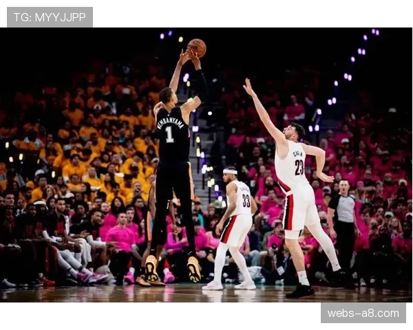 马刺主场击退开拓者，文班亚马季后赛首秀35分被高呼MVP